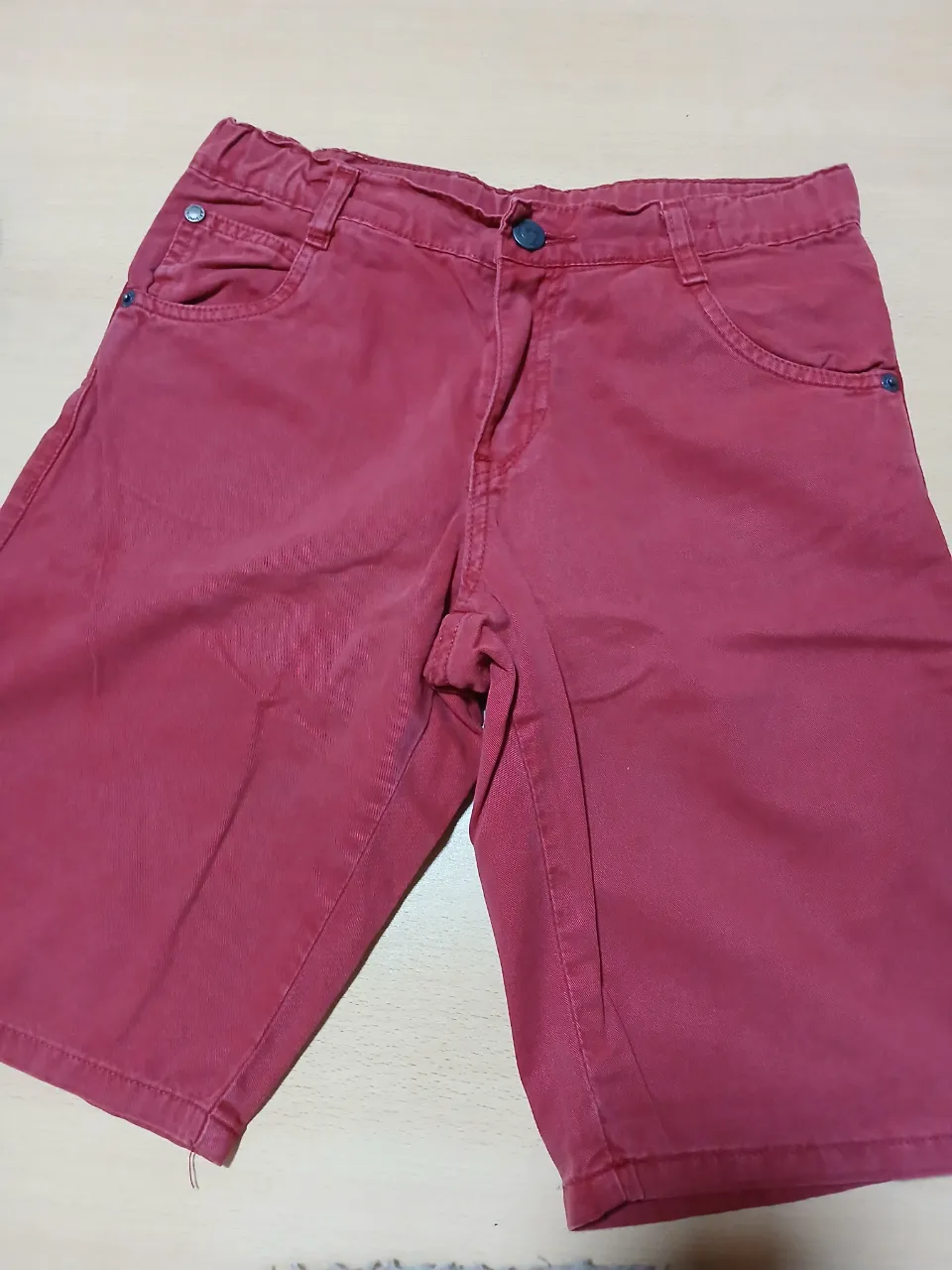 Short de jean rojo para niño, ideal para el verano. Marca Grisino, talle 7-8 años.
