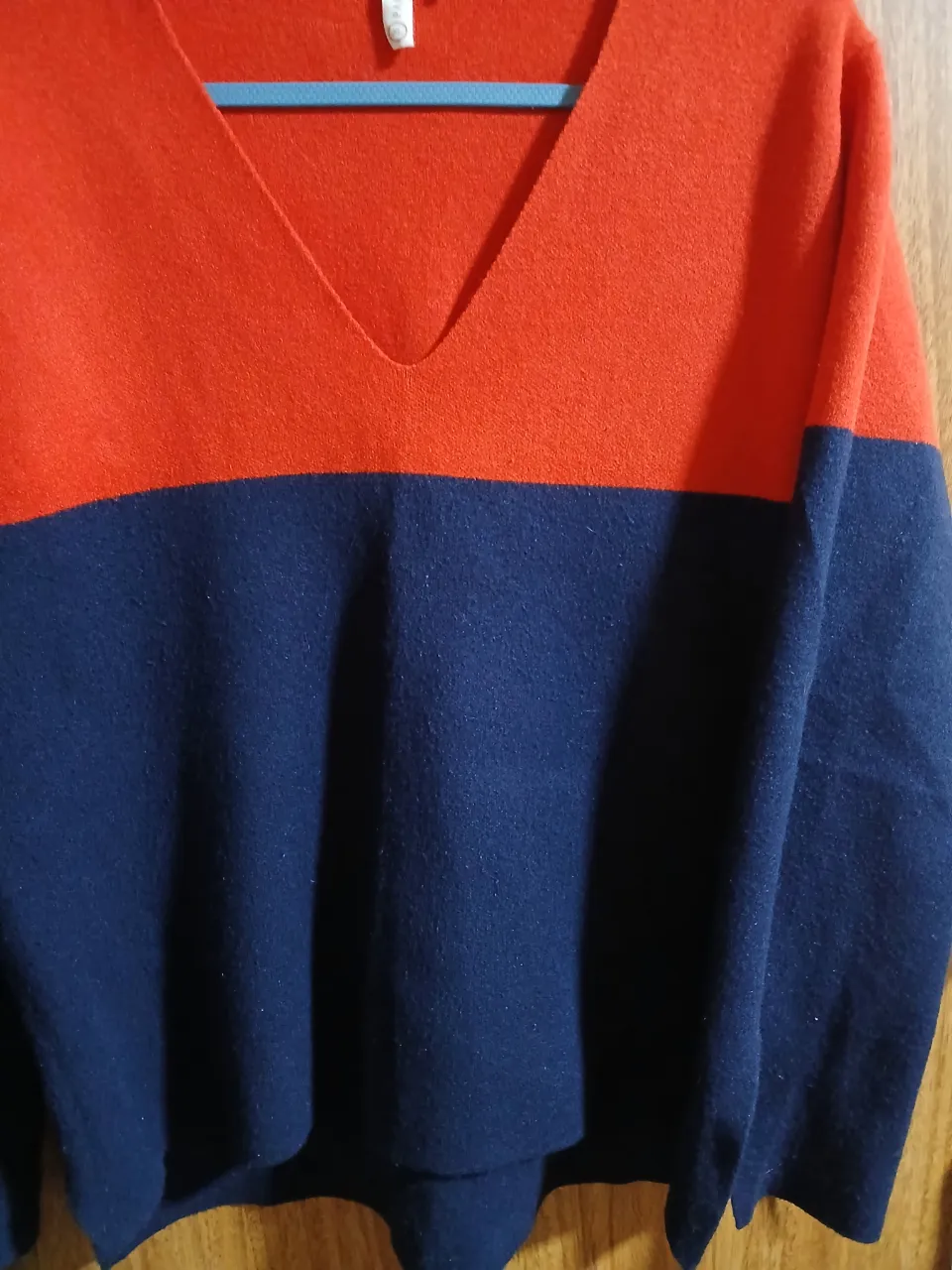 Sweater de mujer en V, con combinación de colores rojo y azul marino. Ideal para un look casual y abrigado.