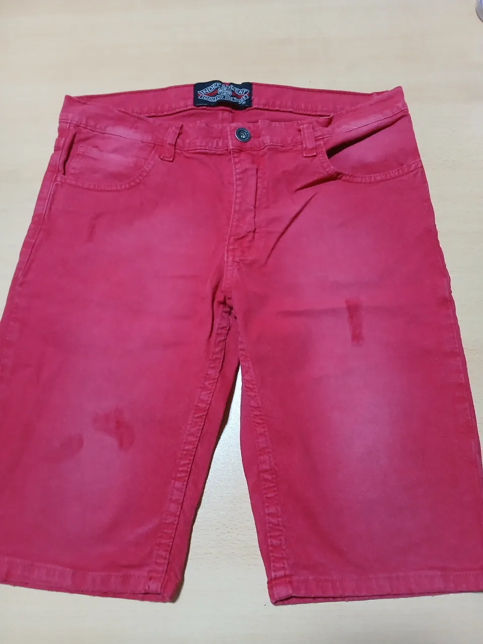 Short de jean rojo para niño , con detalles de desgaste y la marca "INDEPENDENT" en la cintura. Ideal para un look casual y moderno.