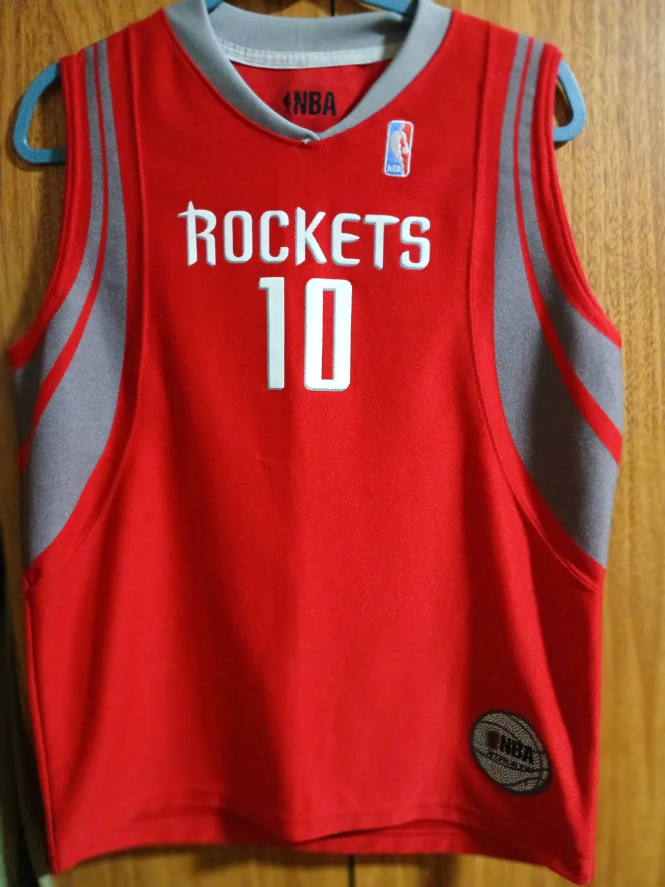 Camiseta de basquet de los Houston Rockets, con el número 10 y el nombre Delfino. Ideal para fanáticos del equipo y coleccionistas.