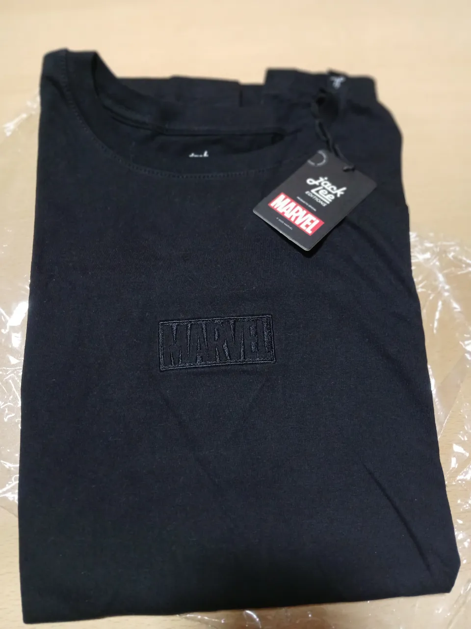 Remera negra de hombre con logo Marvel en el pecho. Manga corta, ideal para un look casual y cómodo. Producto oficial de Jack & Lee Editions.