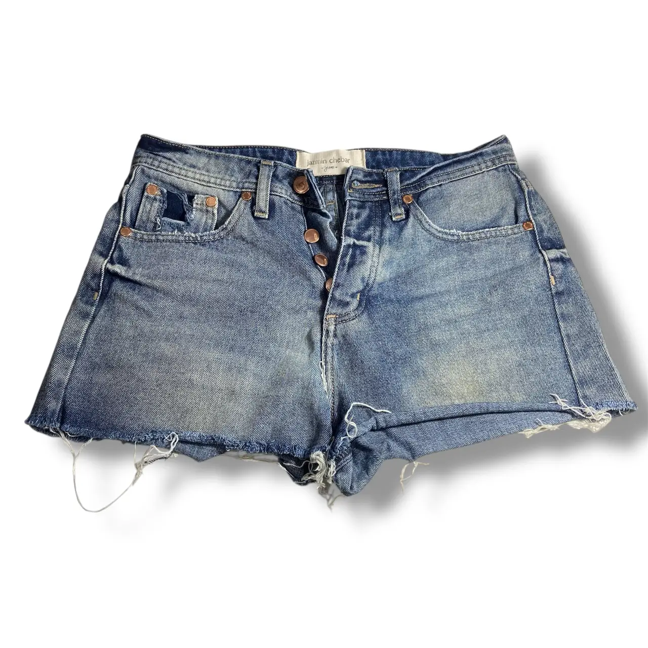 Short de jean de mujer, tiro alto, con detalles de roturas y parches. Ideal para un look casual y moderno.