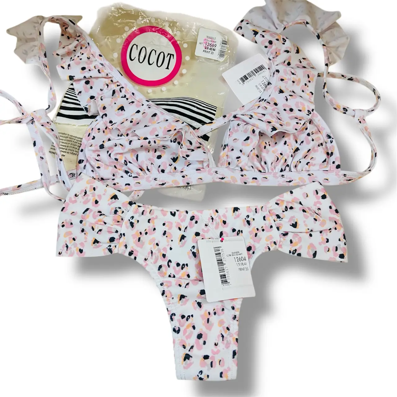 Conjunto de bikini COCOT con estampado de leopardo en tonos rosa y negro. Incluye corpiño triangular con volados y bombacha con volados en los laterales. Ideal para la playa o pileta.