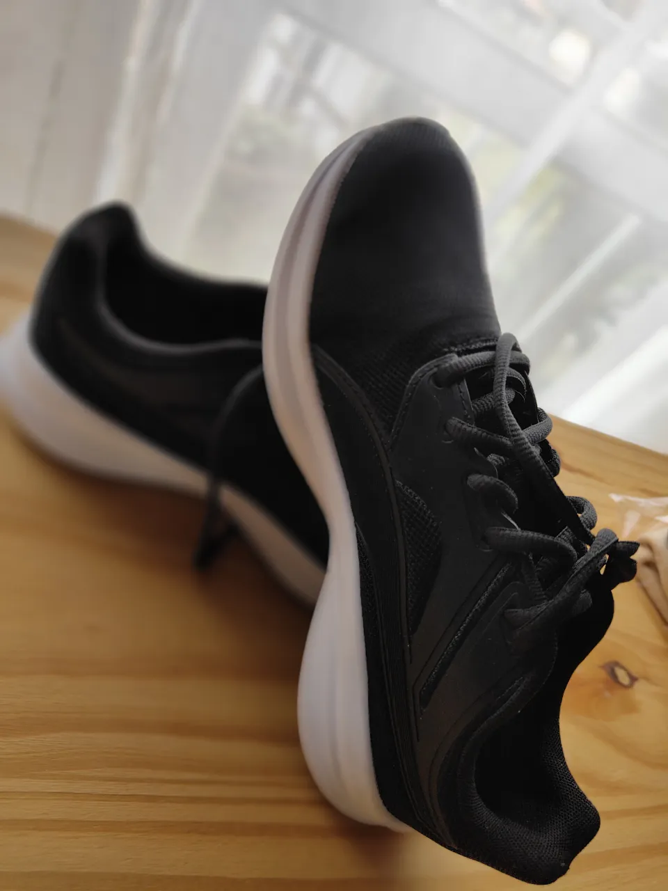 Zapatillas deportivas negras con suela blanca. Para entrenamiento.Son 36.5 ,en Cms son 23.5