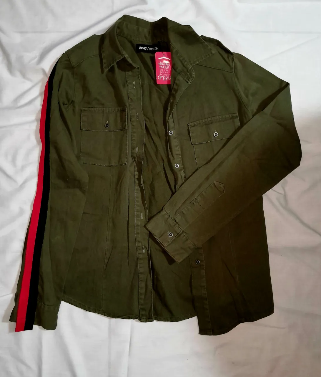 Camisa 47 street verde militar con detalles en rojo y negro en la manga. Ideal para un look casual y canchero color impecable.