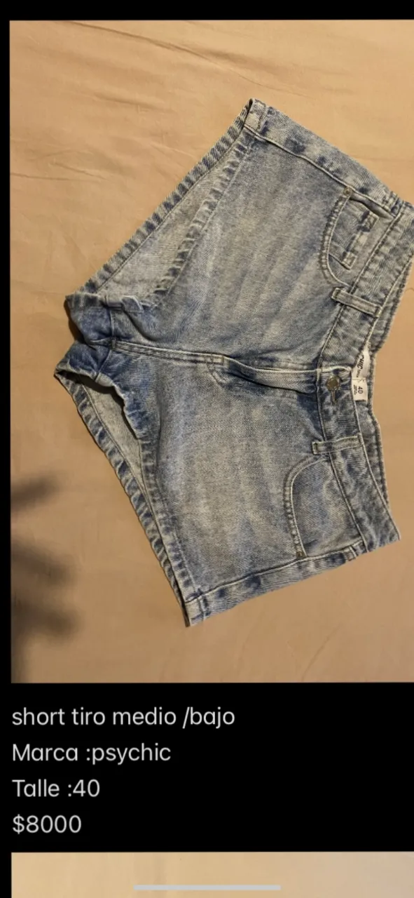 Short de jean tiro medio/bajo de la marca psychic, talle 40. Ideal para un look casual y cómodo.
