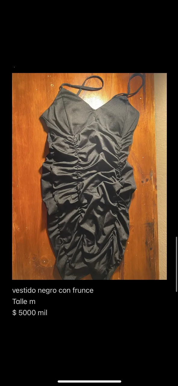 Vestido negro con frunce, talle M, ideal para fiesta o salida.