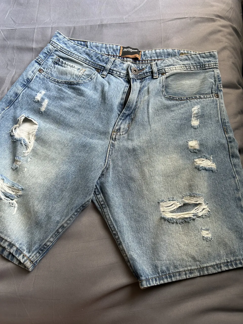 bermuda de jean con rotura, marca narrow  talle 40 