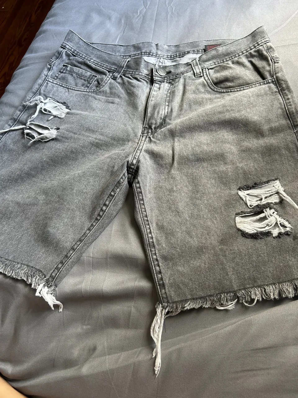 Shorts de jean grises con roturas y detalles desflecados. Un básico con onda para tu día a día. talle 42 