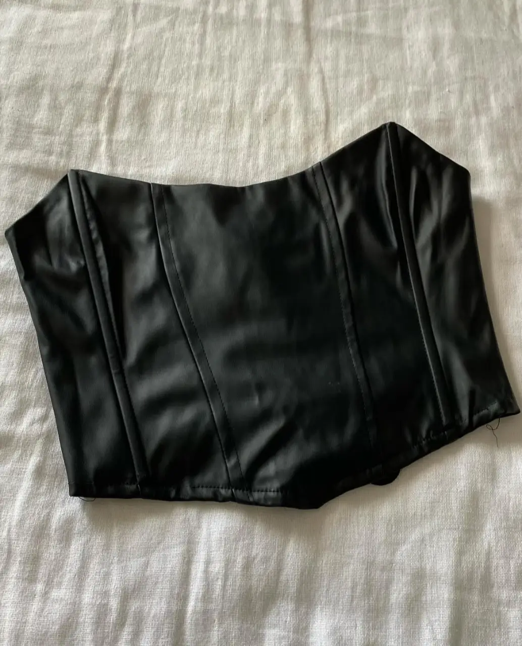 Top corset negro de cuero sintético. Perfecto para fiestas o salidas de noche. Ajusta perfecto y  realza la figura.