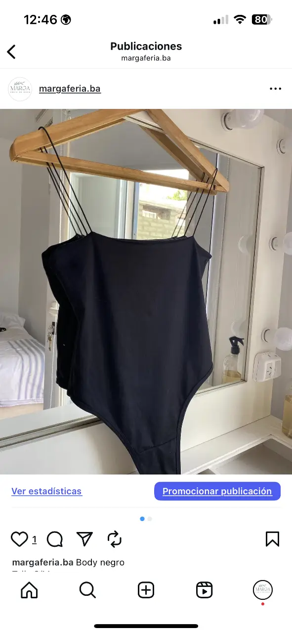 Body negro con breteles finos. 