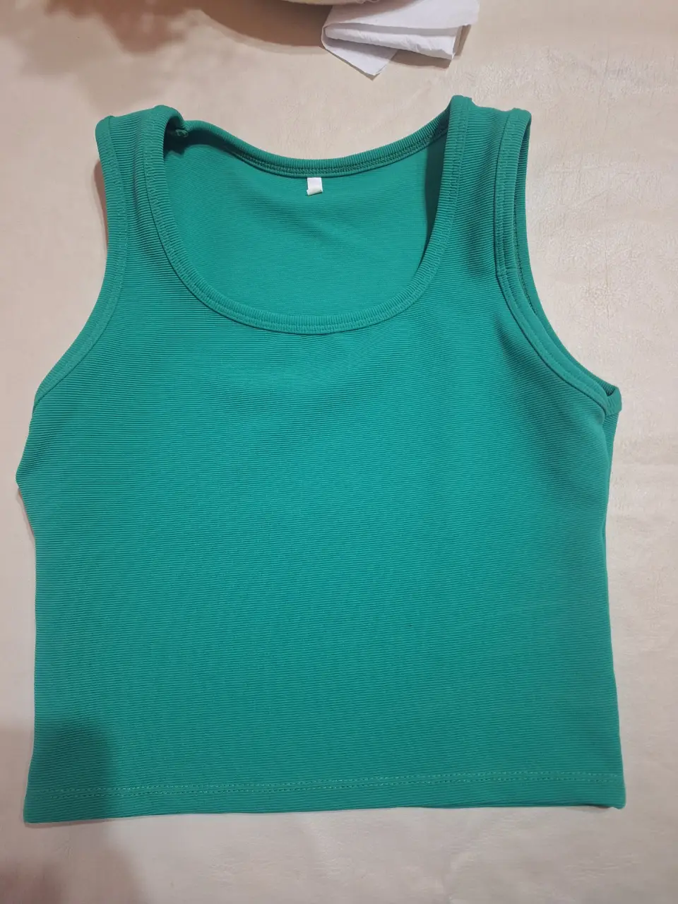 Musculosa de mujer, color verde, ideal para usar en el día a día. Diseño simple. No se estira mucho.