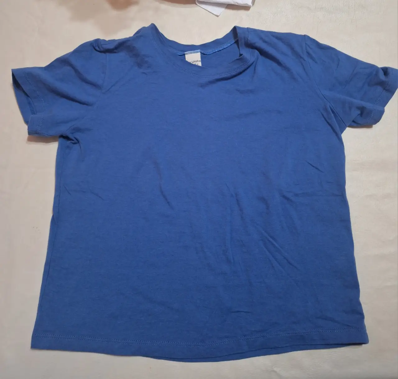 Remera azul de manga corta para niño, de la marca Le Utthe Kids. Ideal para uso diario.