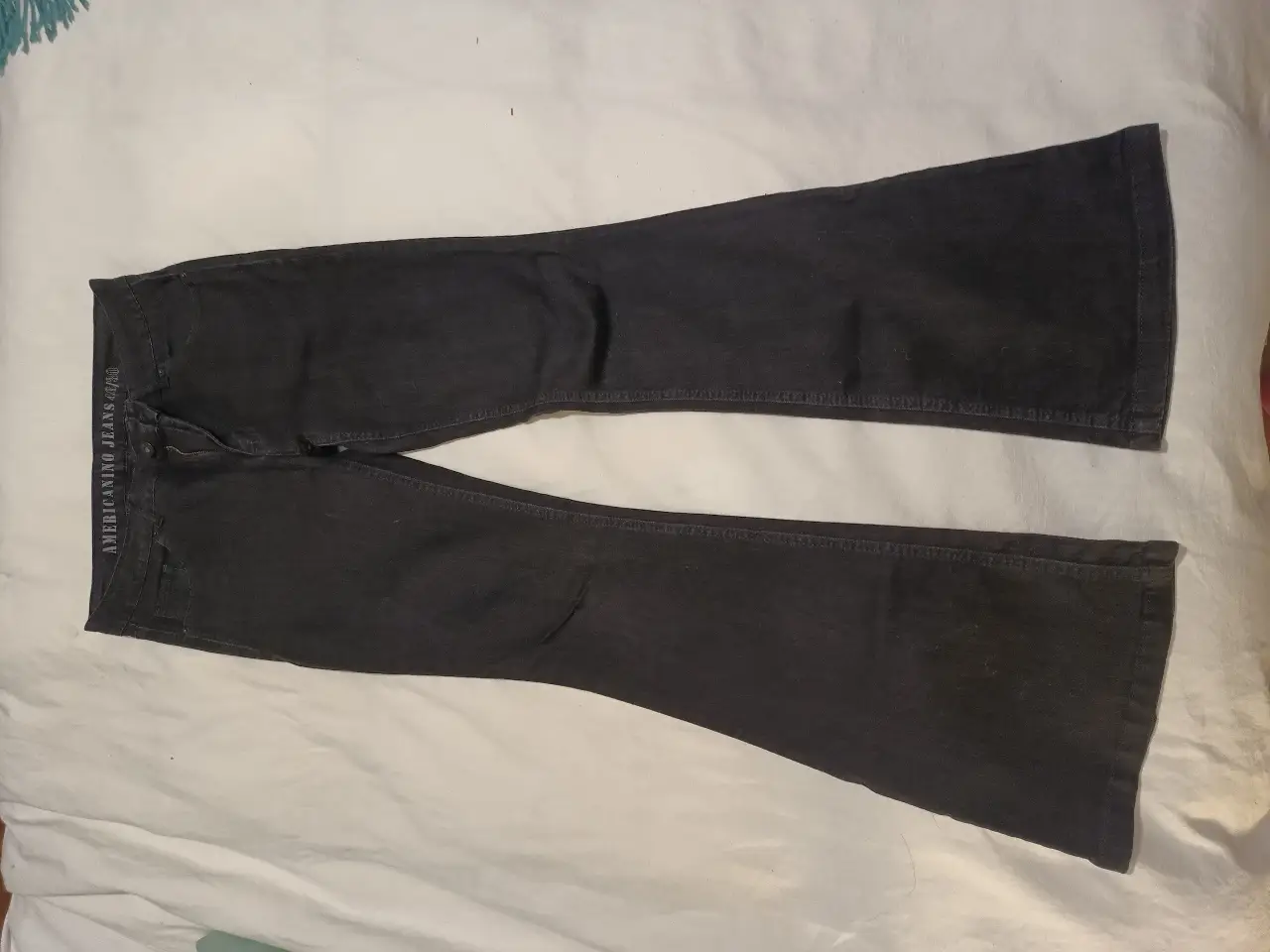 Jeans negro de corte Oxford, con un calce clásico y cómodo. Ideal para un look casual y versátil.