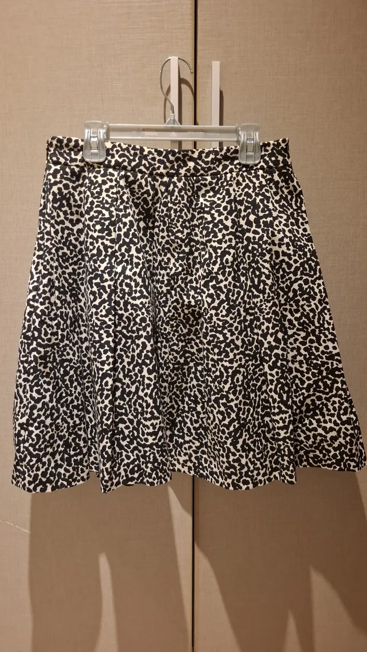 Pollera corta con estampa animal print en blanco y negro.