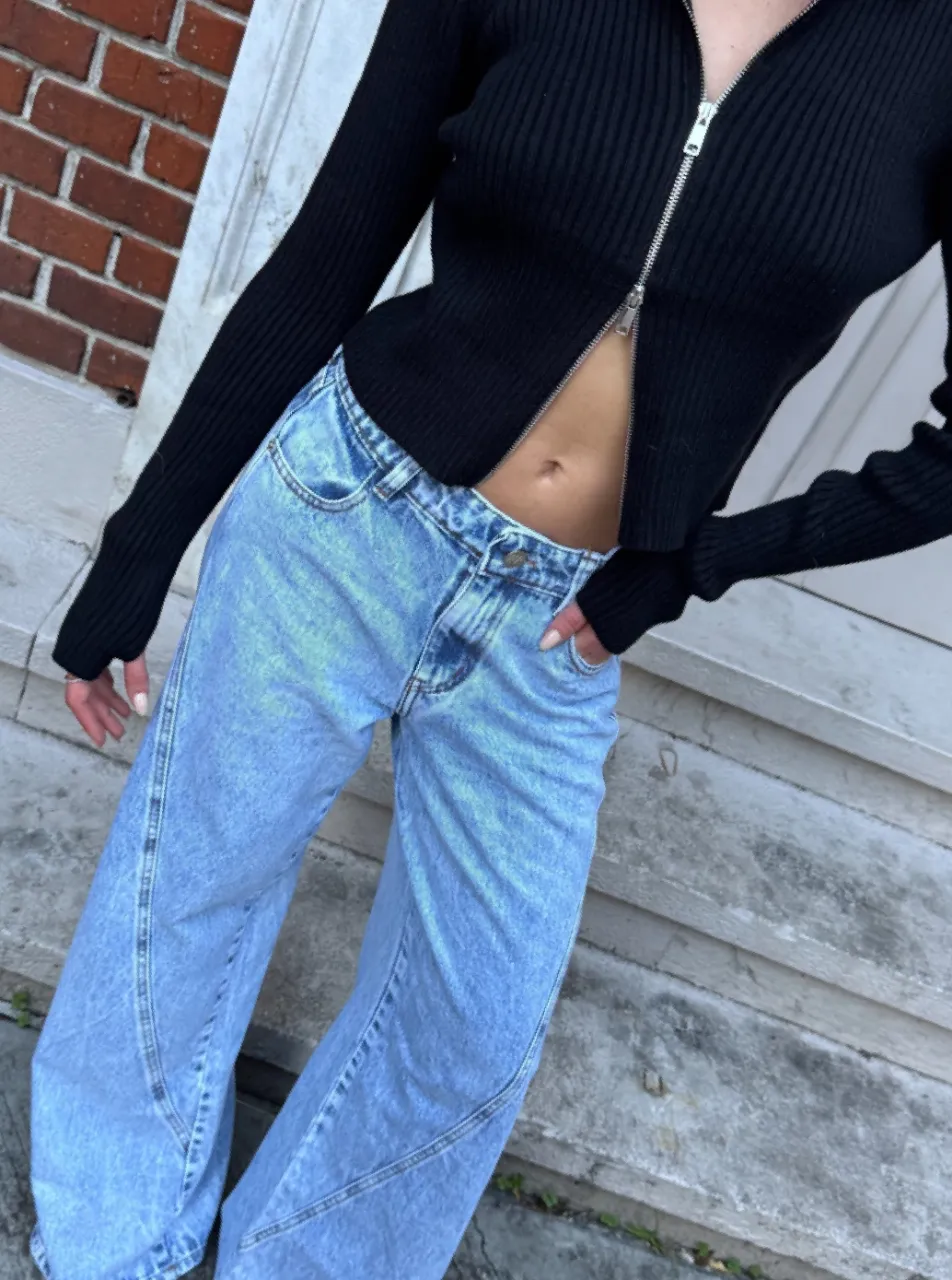 Jeans de tiro alto, estilo wide leg, con detalles de costura en las piernas. Lavado celeste.