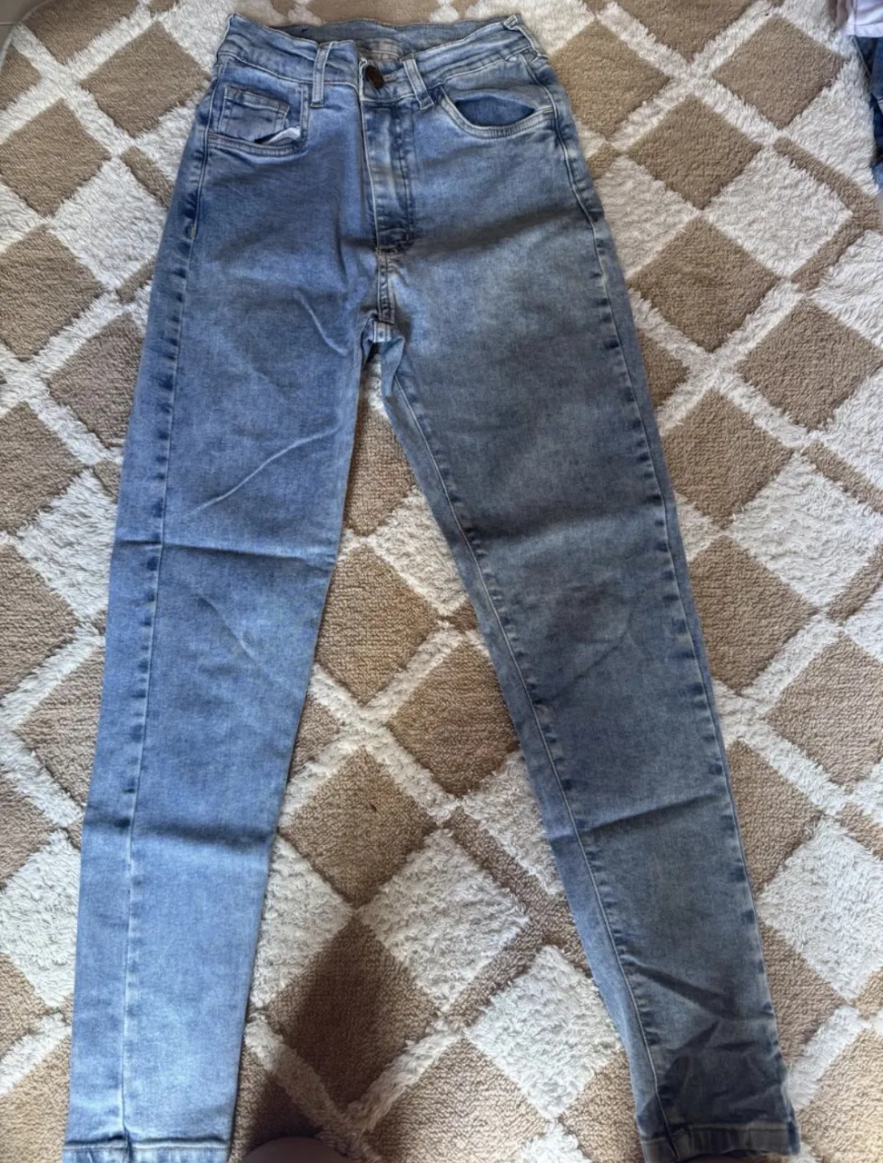 Jeans tiro alto, lavados en tono celeste con detalles desgastados. Poseen bolsillos delanteros y traseros. talle 40