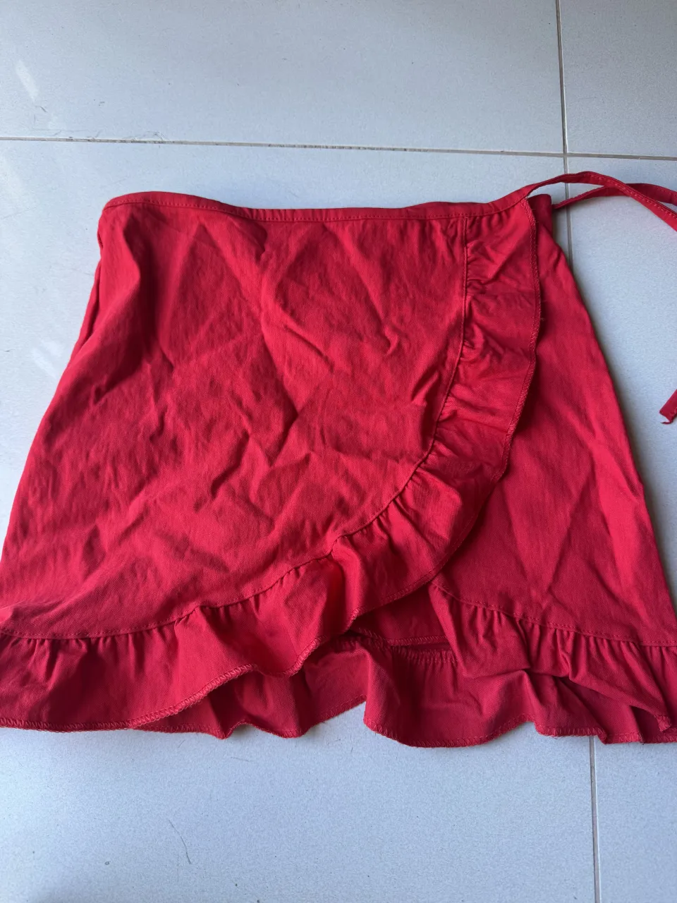 Pollera roja con volados y lazo para atar.