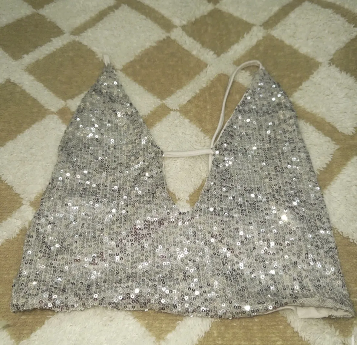 Top plateado con lentejuelas y tiras finas.