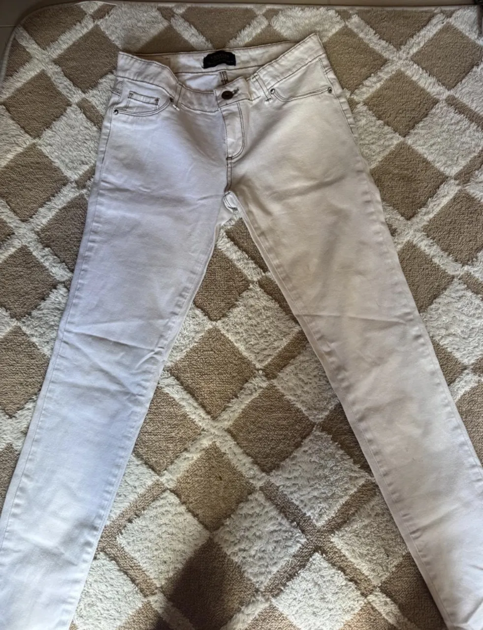 Pantalón de jean color crudo. Posee bolsillos delanteros y traseros.