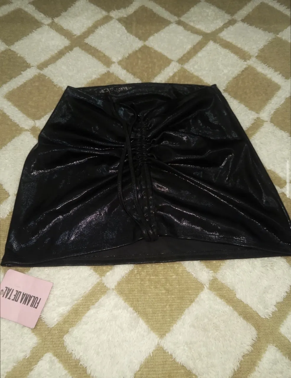 Pollera negra con fruncido delantero y cordones para ajustar. (el frunce puede ir en cualquier lado )