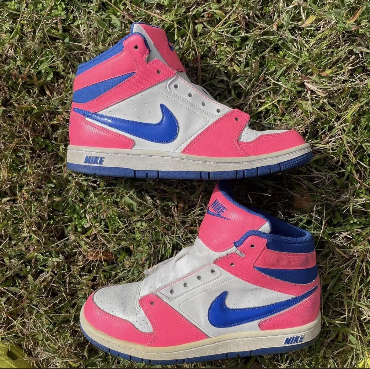 Zapatillas prestige 7 original de EEUU ,caña alta con detalles en rosa y azul. Logo de Nike en los laterales y en la lengüeta. Inscripción 'NIKE' en la suela.
29.5
18cm de pie 