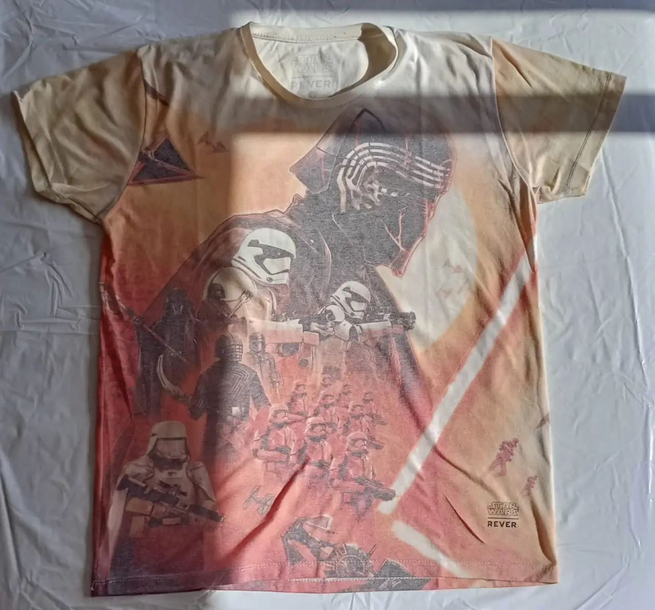 Remera de hombre con estampado de Star Wars. Diseño con personajes y escenas de la saga. Ideal para fans y uso casual.