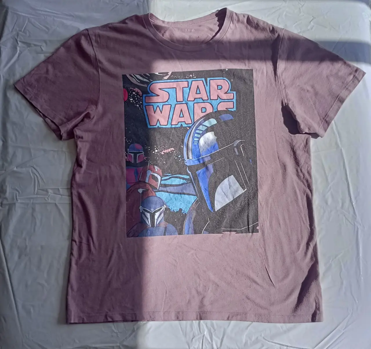 Remera de manga corta color rosa con estampado de Star Wars. Ideal para un look casual y cómodo. Marca Old Navy.