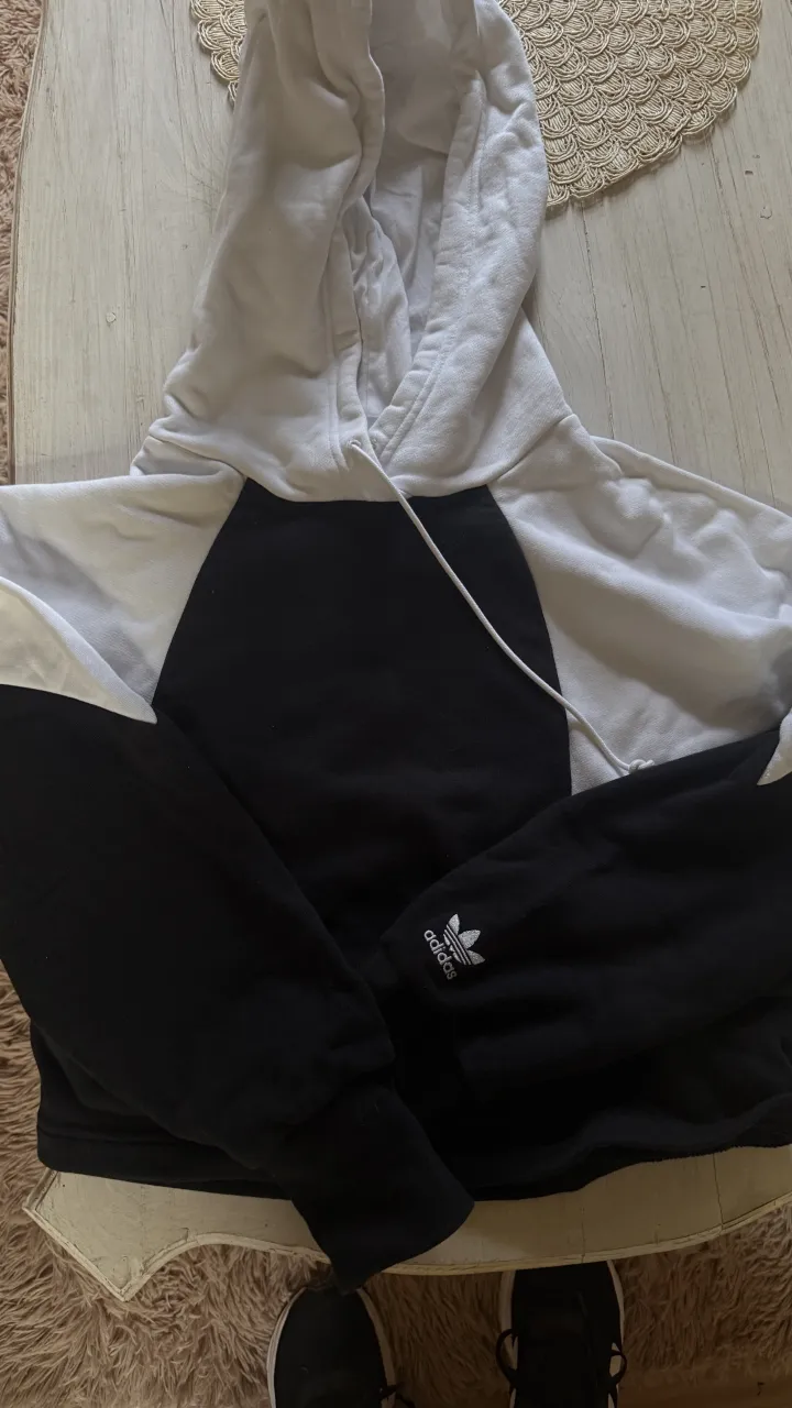 Buzo con capucha, mangas largas , Adidas original, lo compré y nunca lo usé. es talle S, es un poco corto. Diseño bicolor en blanco y negro.