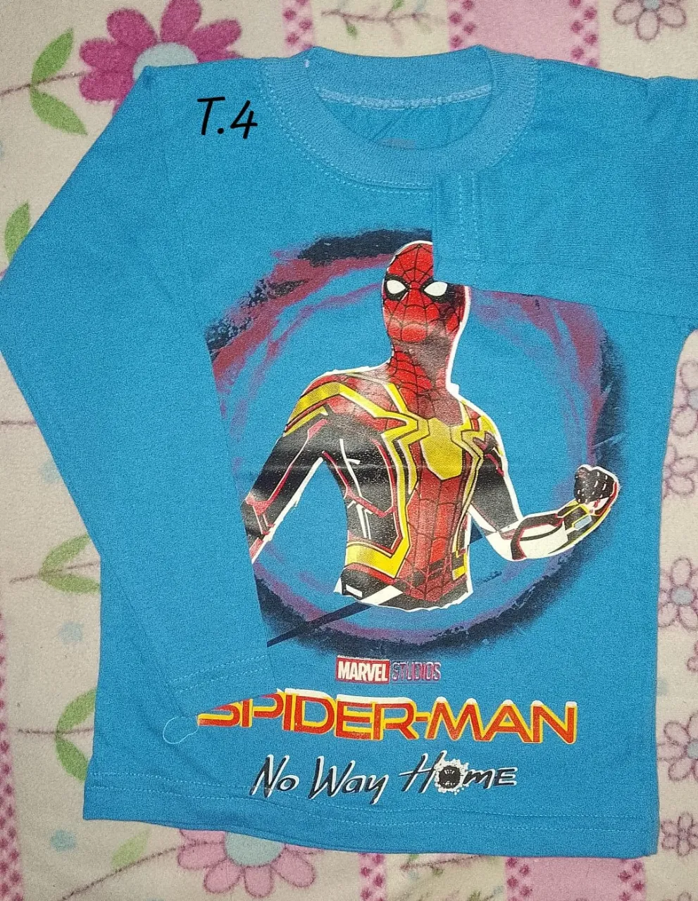 Remera manga larga azul con estampa de Spiderman y el logo de "Spider-Man: No Way Home".