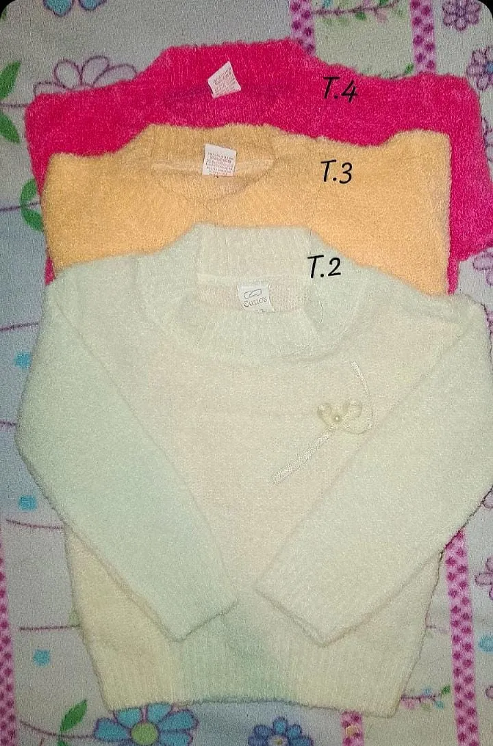 Conjunto de tres sweaters de tejido suave. Uno blanco, uno salmón y uno fucsia. Todos con detalle de moño y perlitas en el frente. (Fotos de referencia)