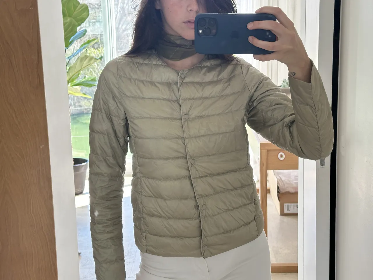Campera de pluma ligera para mujer, color khaki. Ideal para usar en capas, con cierre de botones y cuello redondo. Perfecta para un look casual y abrigado.