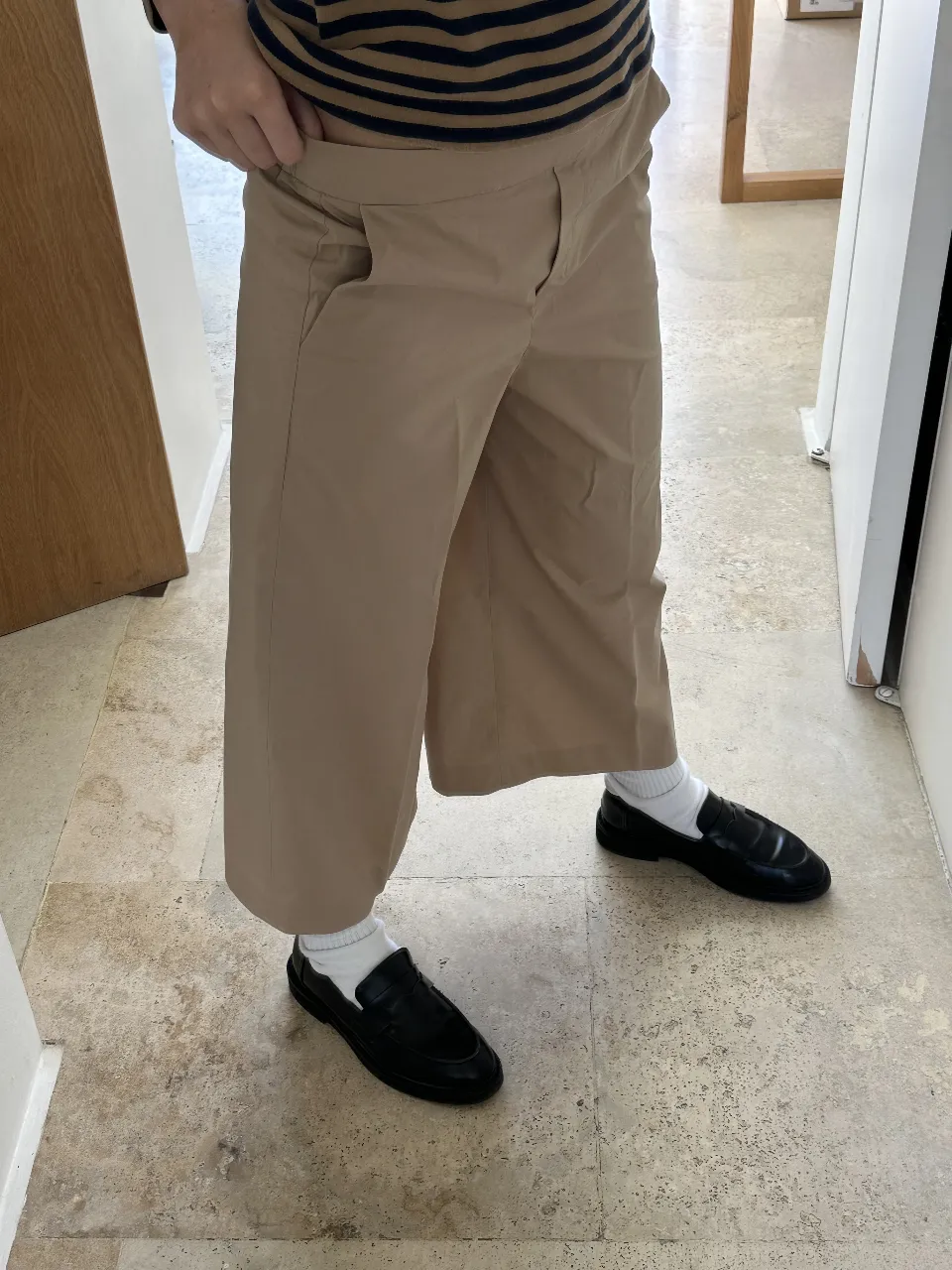 Pantalón sastrero de mujer, color khaki, corte amplio y tiro alto. Ideal para un look casual y elegante.