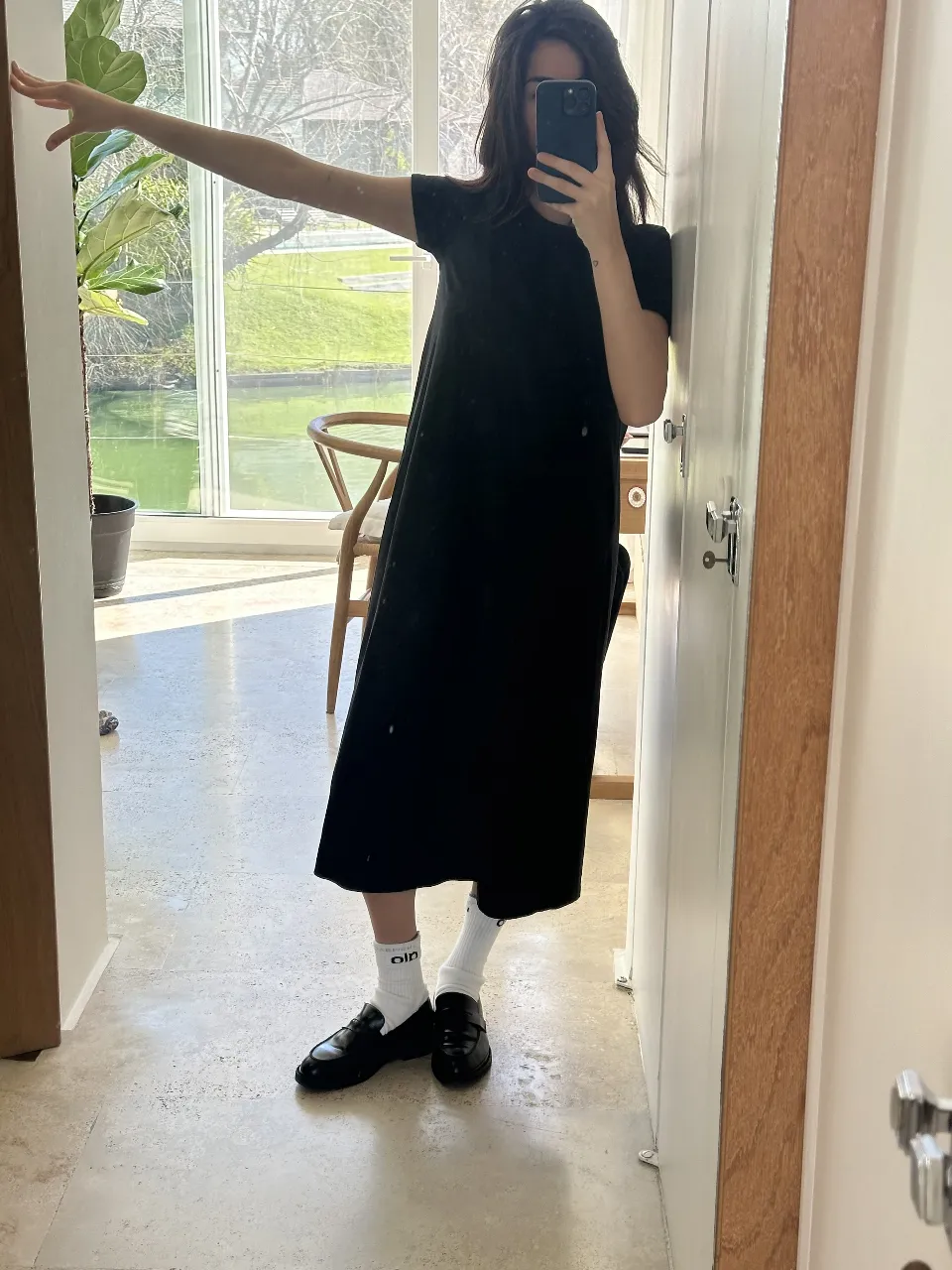 Vestido midi negro de corte recto, ideal para un look casual y cómodo. Perfecto para combinar con zapatillas o mocasines.
