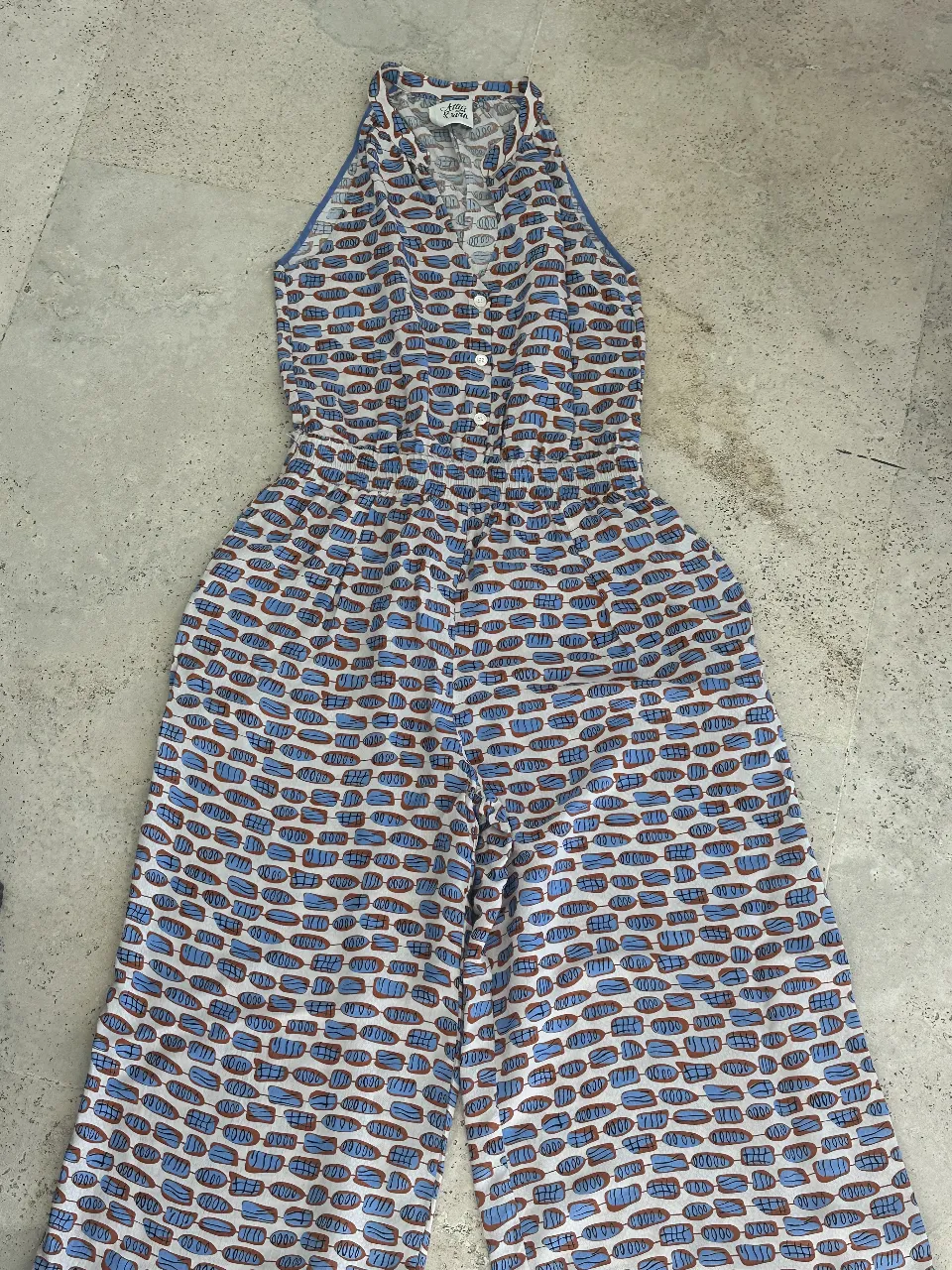 Mono largo de mujer con estampado en tonos azules y beige. Ideal para un look casual y fresco. Perfecto para el verano.