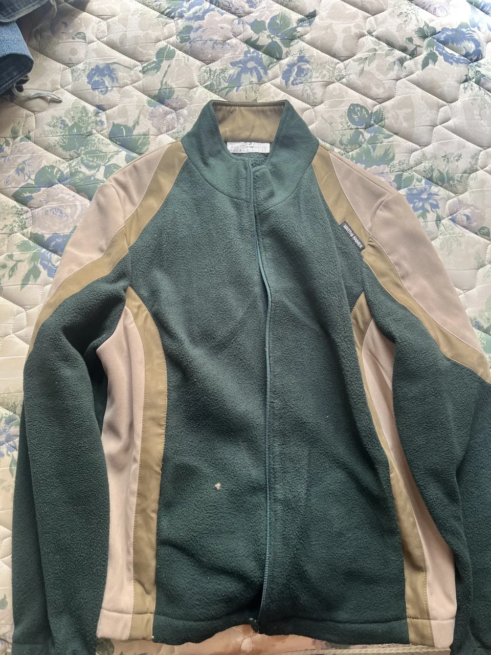 Campera de friza verde con detalles en color suela. Ideal para un look casual y cómodo.