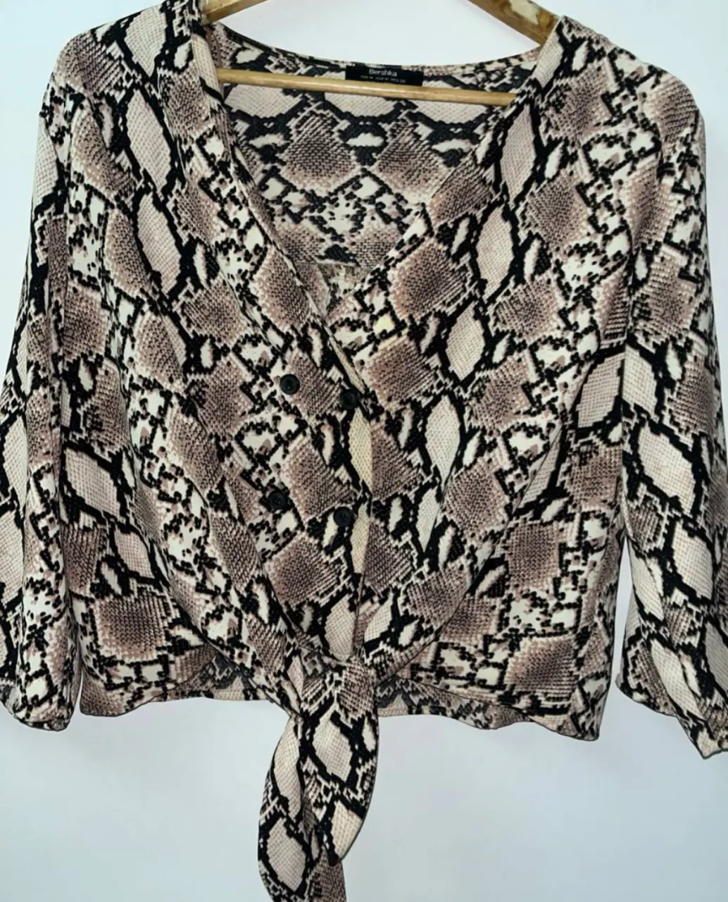 Blusa Bershka con estampado de serpiente, talle M. Con botones y detalle de lazo en la cintura. Ideal para un look casual y con estilo.