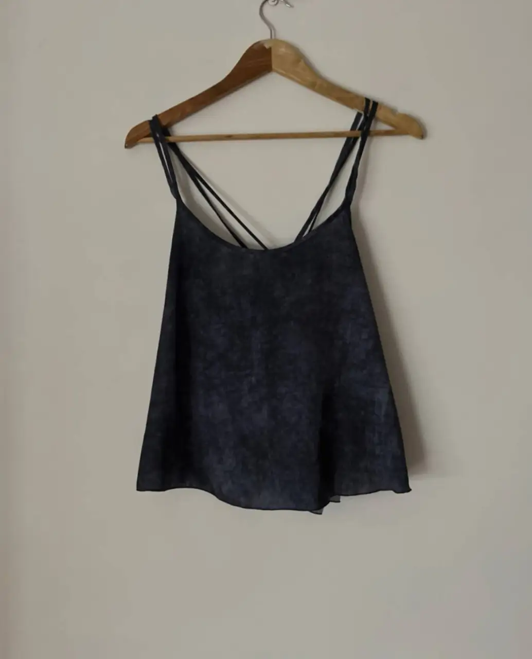 Top de mujer con espalda cruzada y diseño tie dye en tonos azules y grises. Ideal para un look casual y fresco.