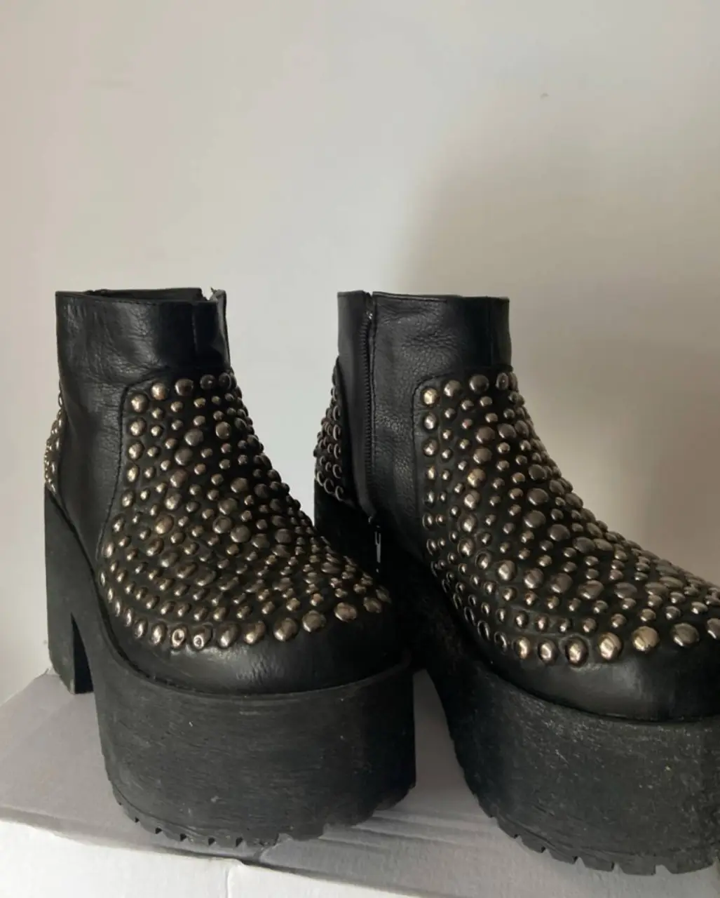 Botas negras marca Sarkany  con plataforma y tachas plateadas, estilo rocker. Ideales para un look audaz y con personalidad, para darle estilo a ese outfit, para cenar o salir al boliche. Están usadas pero en buen estado, talle 37.