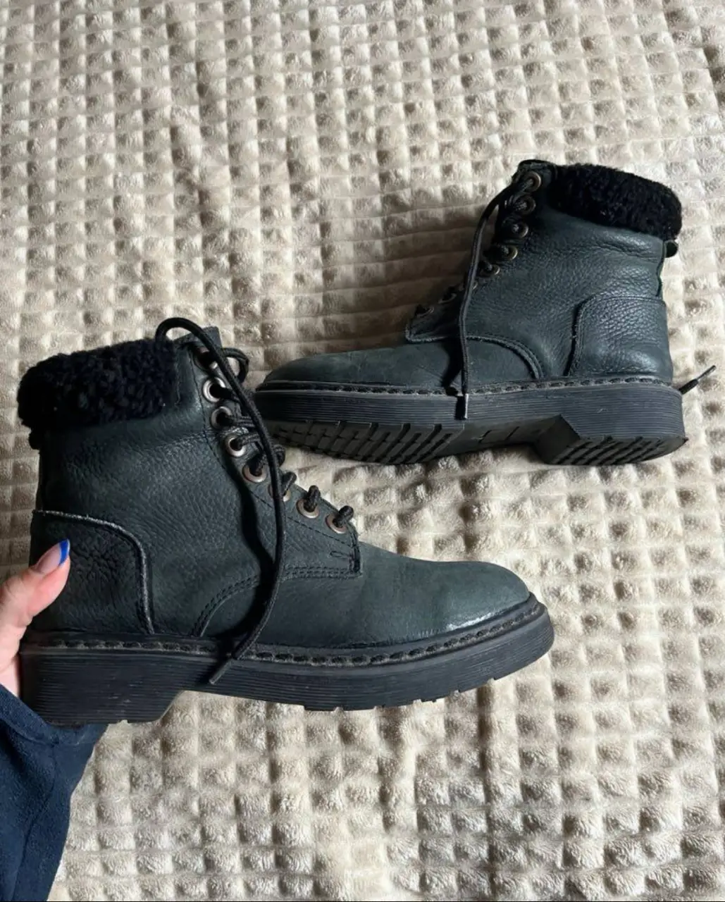 Borcegos de cuero negro con detalles de piel en el borde superior. Cordones y suela gruesa. Ideales para un look urbano y canchero.