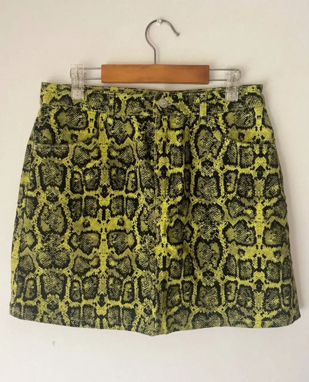 Minifalda con estampado de serpiente en tonos amarillo y negro. Ideal para un look audaz y moderno. Talle M.