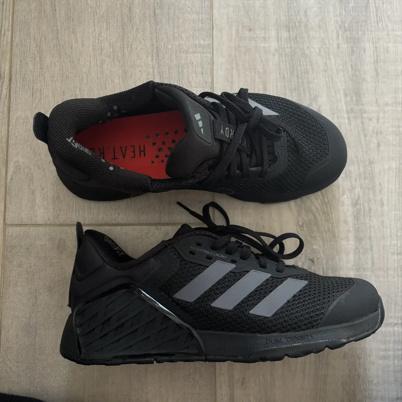 Zapatillas Adidas negras de training para mujer. Diseño moderno y funcional, ideales para entrenamientos de alta intensidad. Con tecnología Heat.RDY para mantener los pies frescos y ajuste GeoFit para mayor comodidad.Modelo dropset 3