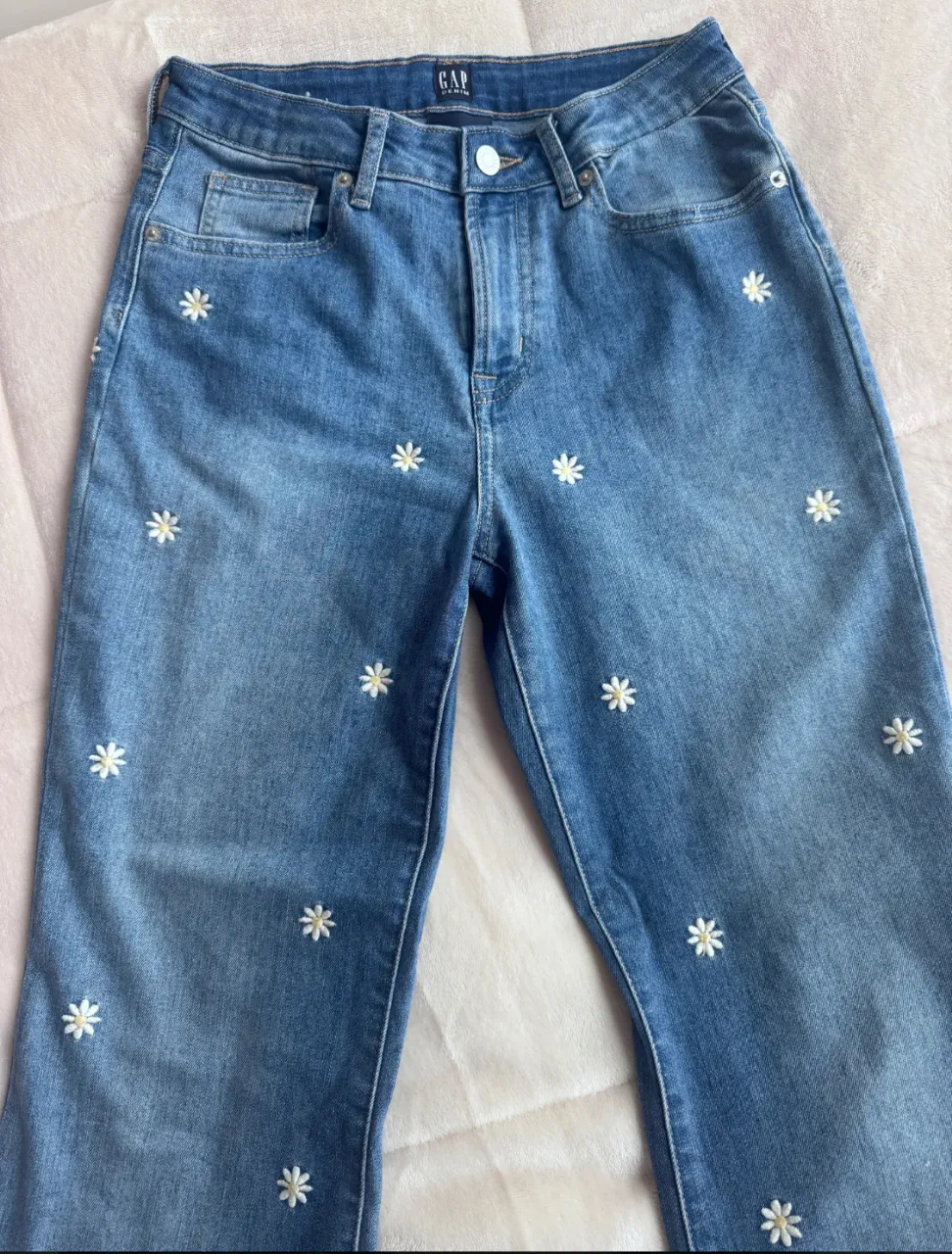 Jeans GAP de nena, tiro alto, corte 70s Flare, con bordados de flores blancas. Talle 16. Es para 11/ 12 años aprox . cintura 33 cm 