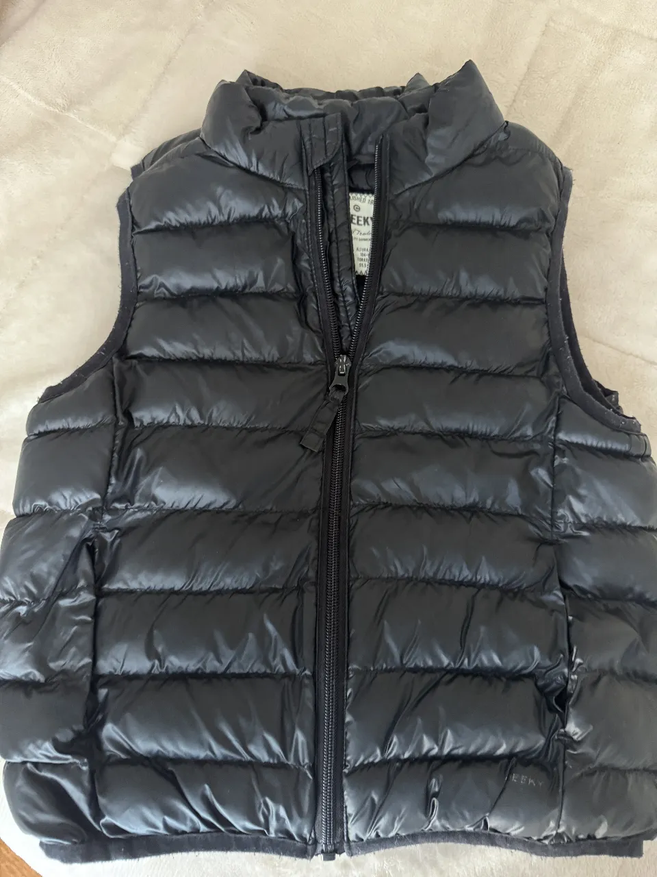 Chaleco acolchado negro para niño, ideal para el invierno. Marca Cheeky, talle 4. Perfecto para mantener a tu hijo abrigado y cómodo.