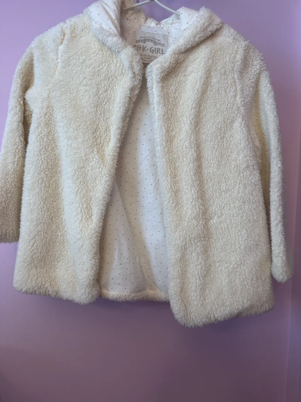 Campera de niña, color blanco, con capucha y forro interior con lunares. Ideal para el invierno, abrigada y cómoda. Talle 6.