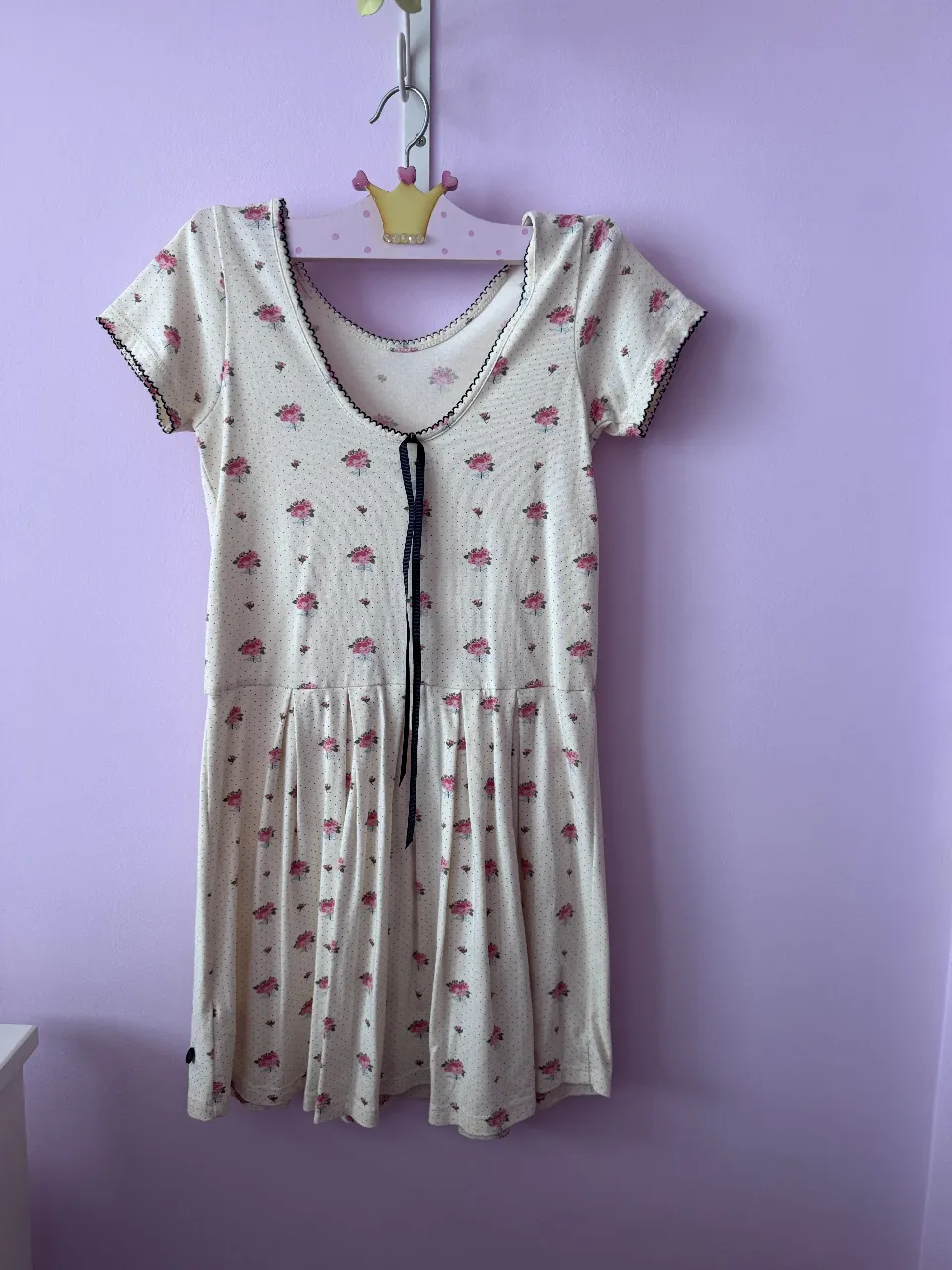 LOTE 3 Vestidos de algodón con estampado floral en tonos rosa y negro. Corte con fruncido en la cintura y mangas cortas. Ideal para un look casual y fresco.