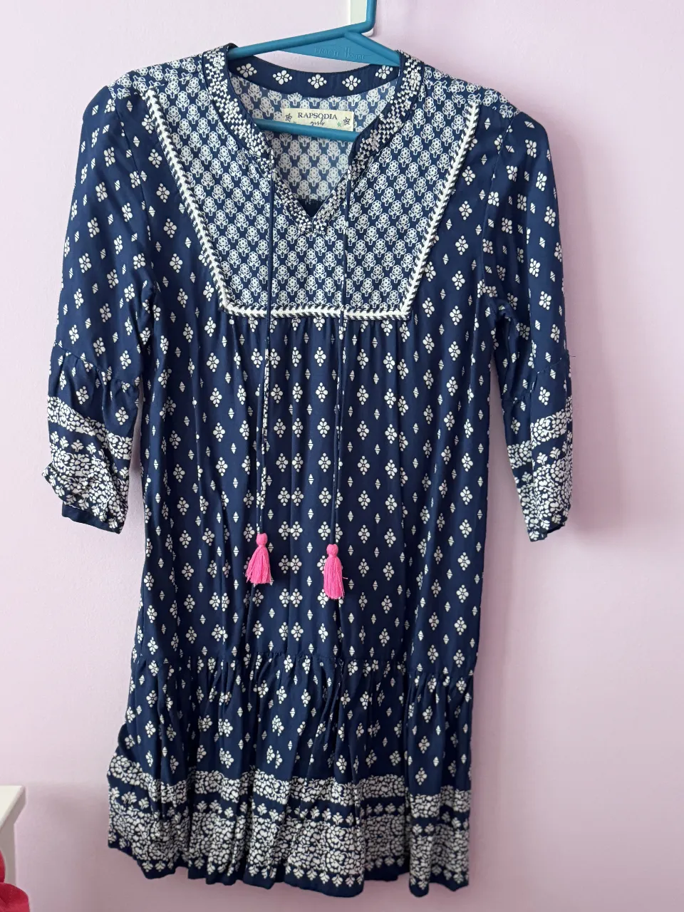 Lote 2 vestidos nena con estampado en azul y blanco. Diseño con detalles bordados y borlas en el escote. Ideal para un look bohemio y casual.