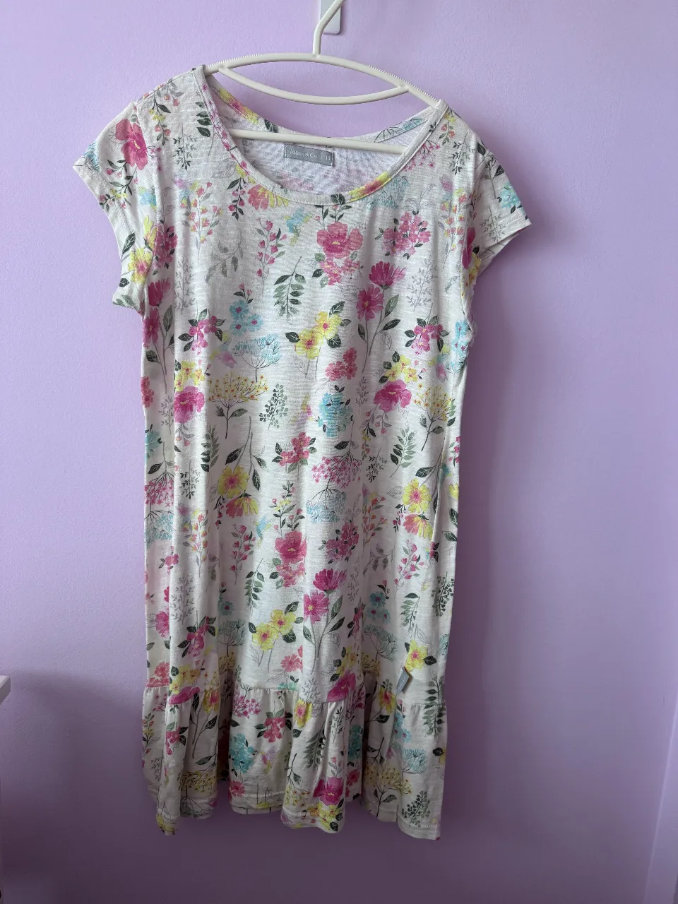 Lote de 5 vestidos  niñas  con estampado floral, ideal para el verano. Confeccionado en tela ligera y fresca, perfecto para un look casual y cómodo. Son para 11/12 años 