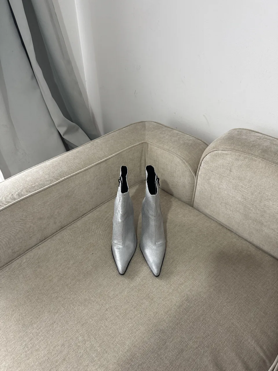 Botines plateados de mujer, con taco fino y punta. Ideales para darle un toque elegante a cualquier look de fiesta o salida.