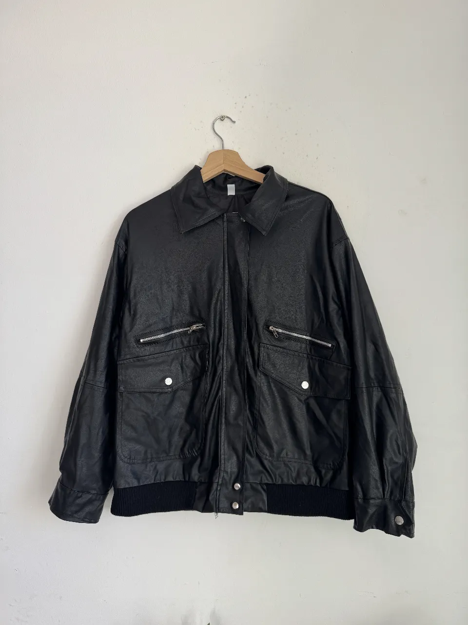 Campera estilo biker de cuero sintético con forreria interna para mujer. Posee dos bolsillos con cierre y dos bolsillos con solapa y botón. Ideal para un look rocker y casual.